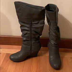 Bongo - Size 9.5 - Grey wedge boots